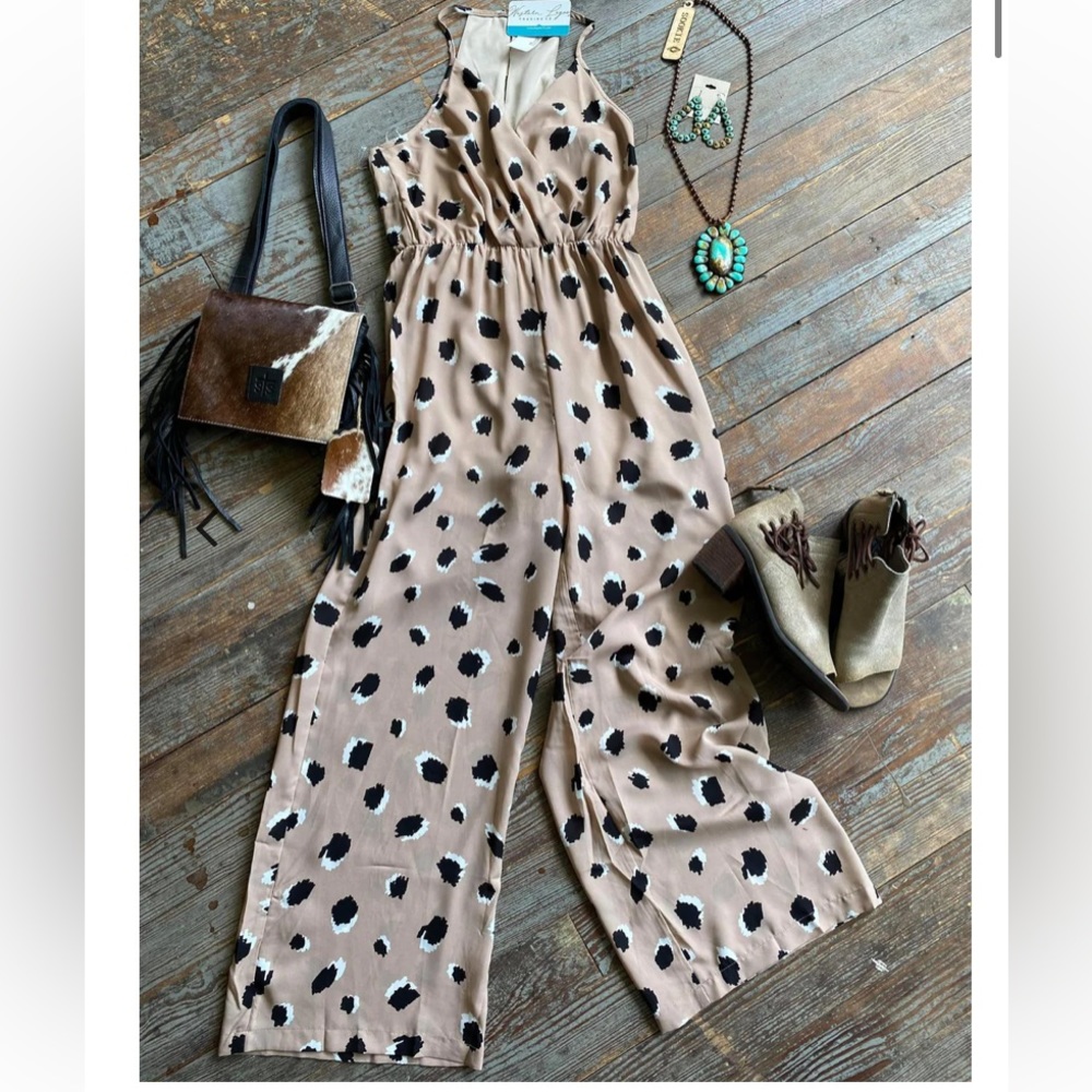 Printed Jumpsuit - beige, black, and white. Brand: Entro Size: Medium